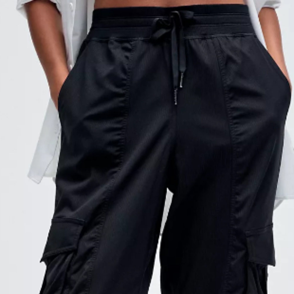 Dance Studio Relaxed-Fit Mid-Rise Cargo Jogger in Black, Size M